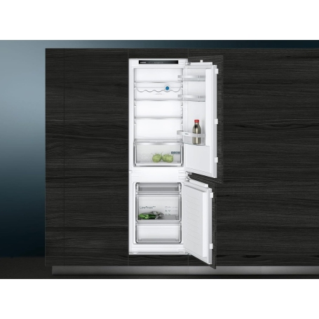 Frigorifero combinato da Incasso SIEMENS KI86VVFE0 , installato in cucina