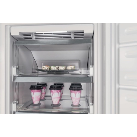 dettaglio cassetti congelatore verticale Whirlpool