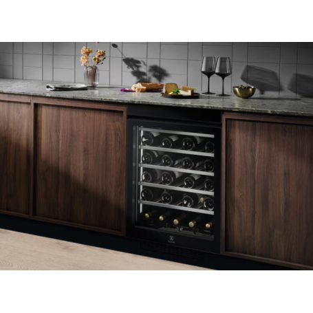 ELECTROLUX EWUS040B8B SINGLEZONE CANTINETTA VINI DA INCASSO 40 BOTTIGLIE LUCE LED CLASSE F