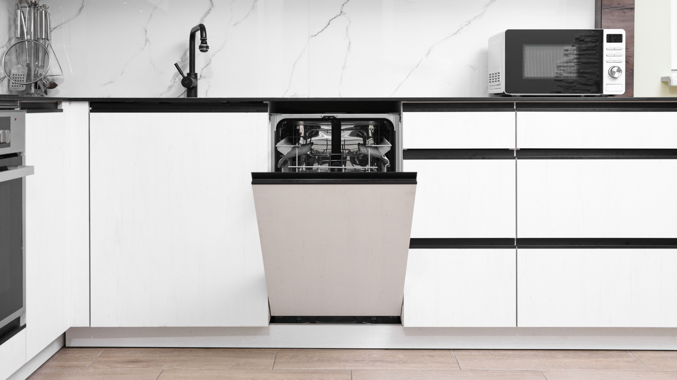 cucina moderna con lavastoviglie da incasso 2025 integrata